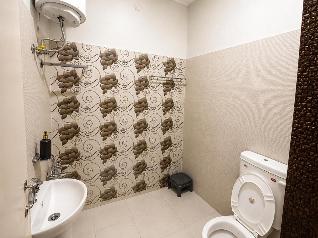 Un baño con ducha, inodoro y lavabo.