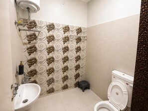 Un baño con ducha, inodoro y lavabo.