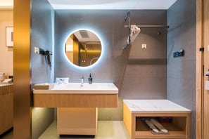 Phòng đôi Superior, 1 giường cỡ king, phòng tắm riêng, quang cảnh đồi núi | Phòng tắm | Buồng tắm vòi sen, đồ dùng nhà tắm miễn phí, máy sấy tóc, khăn tắm 