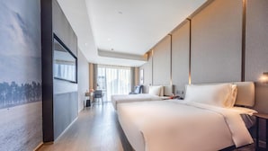A modern hotel room with a large bed, a desk, and a view of the city. - Atour Hotel Kunming International Trade Center (Kunming)