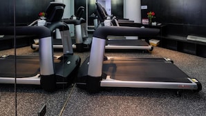 A gym with treadmills, stationary bikes, and a mirrored wall. - Atour Hotel Kunming International Trade Center (Kunming)
