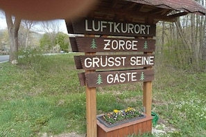 A wooden sign with directional information for hikers. - Holiday home in Walkenried with barbecue (Walkenried)