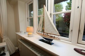 A model sailboat on a windowsill with a lamp beside it. - in the pastorate courtyard, house 3 in Ohl Dörp 22 (Wrixum)