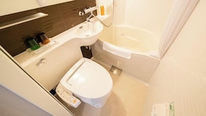 Un baño con inodoro, lavamanos y bañera.