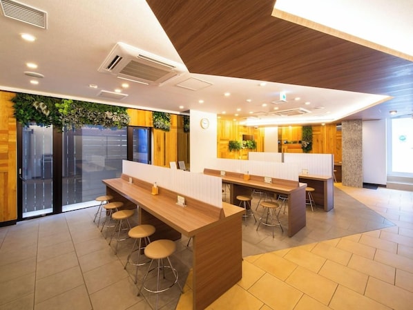 A modern interior with wooden paneling, a reception desk, and bar stools. - Super Hotel Totsuka Eki Higashiguchi (Yokohama)