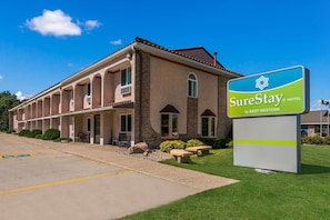 A hotel with a sign indicating it's a SureStay by Best Western. - Spicer Hotel (Spicer)