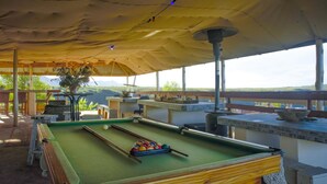 Outdoor dining - Rainforest Ridge Eco-lodge (The Crags)
