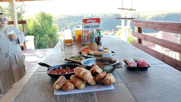 Outdoor dining - Rainforest Ridge Eco-lodge (The Crags)