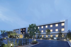 Un moderno edificio de hotel con un letrero que dice 'Fairfield by Marriott'.