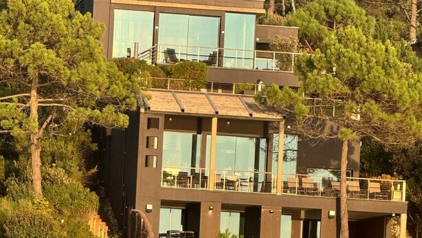 A modern two-story house with large windows, a balcony, and a staircase leading to the upper level. - Villa Pyla - Côte d'Azur, 7-bedroom villa with private beach access (La Teste-de-Buch)