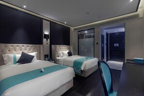 A hotel room with two beds, a desk, and a view of the city. - Xana Hotelle (Shenzhen)