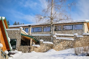 A stone building with a sloped roof and multiple windows. - Garni Eco Hotel Elite Kolasin (Kolašin)