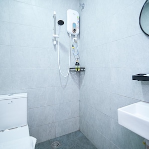 A bathroom with a shower, toilet, and sink. - Swing & Pillows @ Putrajaya (Putrajaya)