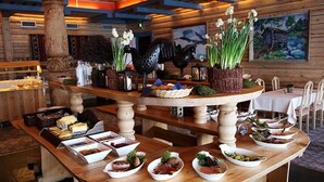 Ein reichhaltiges Buffet mit verschiedenen Speisen und Dekorationselementen.