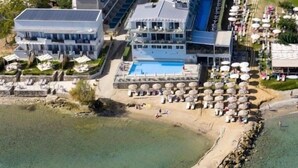 A coastal hotel with multiple buildings, a swimming pool, and a beach area. - Golden Coast Suites (Zakynthos)
