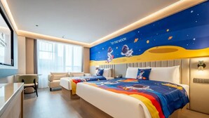 Hotellihuoneessa on sänky, kaksi yöpöytää, työpöytä ja tuoli. Huoneessa on suuri ikkuna ja seinämaalaus, jossa on kuvattuna astronautteja ja kuu.