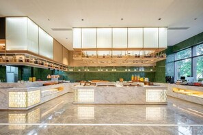 Een modern interieur met een centraal eiland, trapvormige planken en grote ramen.