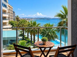 Outdoor dining - Sea View Beachfront Apartment Balcony WiFi Durres Vista Mare Spiaggia (Durrës)