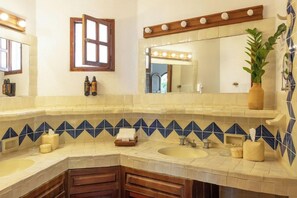 A bathroom with a vanity, sink, mirror, and a window with curtains. - Hotel Santa Fe Puerto Escondido (Santa María Colotepec)