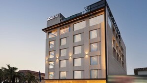 Un edificio moderno con un letrero que dice 'FORTUNE' en la parte superior.