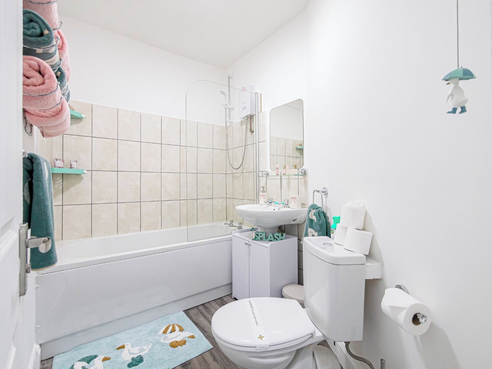 Un bagno con vasca, WC, lavandino e doccia.