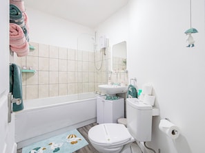 Ein Badezimmer mit Badewanne, Toilette, Waschbecken und Dusche.