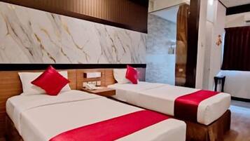 Habitación de hotel con dos camas, suelo de madera, pared de mármol y diseño moderno.