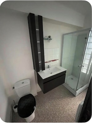 Bathroom - Vrbo Property (Saint-Gaudens)
