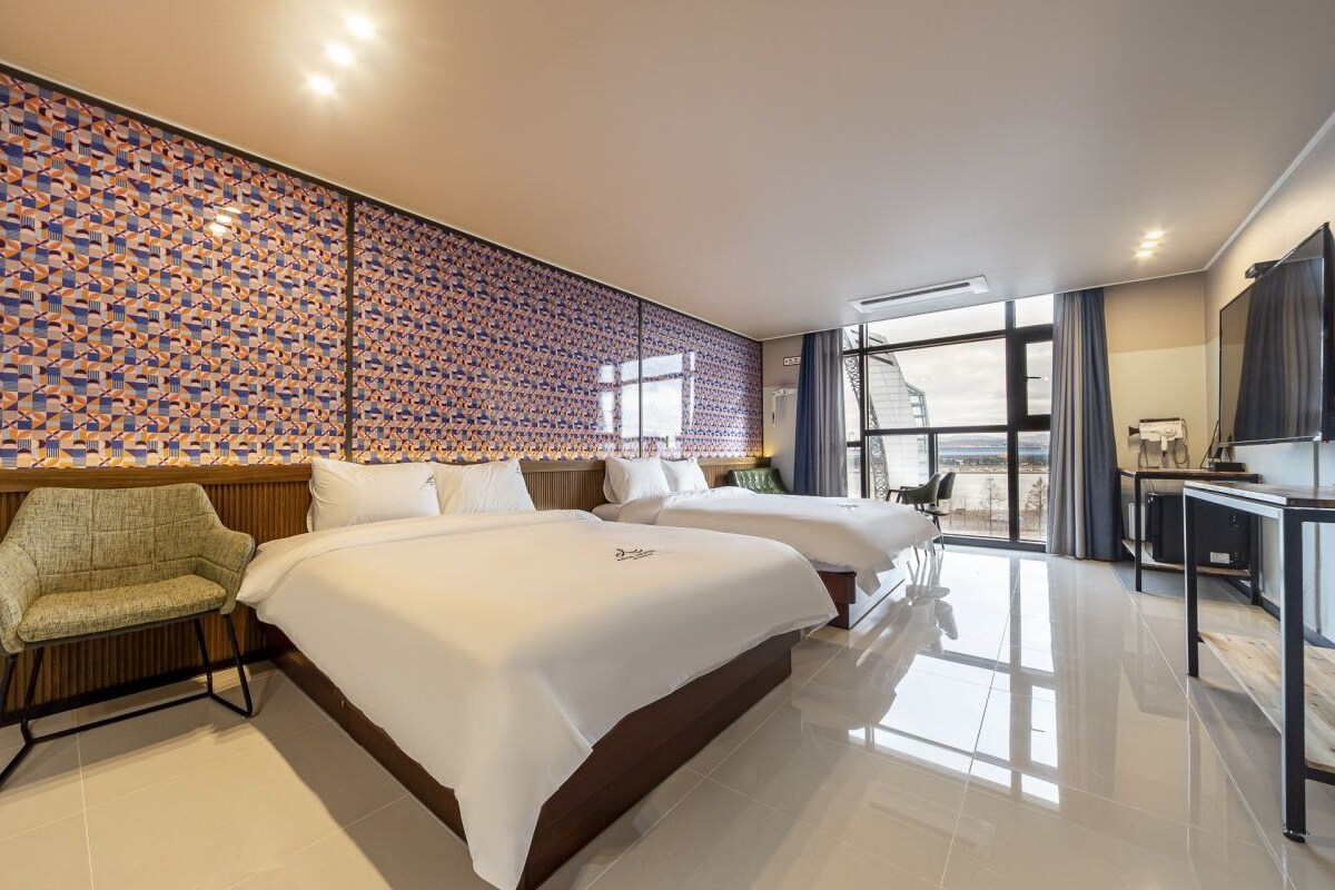 Kamar Twin Keluarga, pemandangan sungai | Ruang kerja ramah laptop, tirai kedap cahaya, dan Wi-Fi gratis