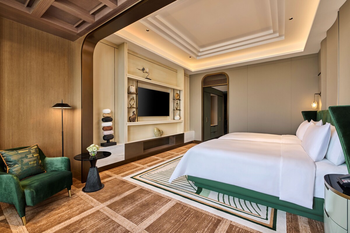 Premier Twin Room | In-room safe, desk, laptop workspace, iron/ironing board (on request)