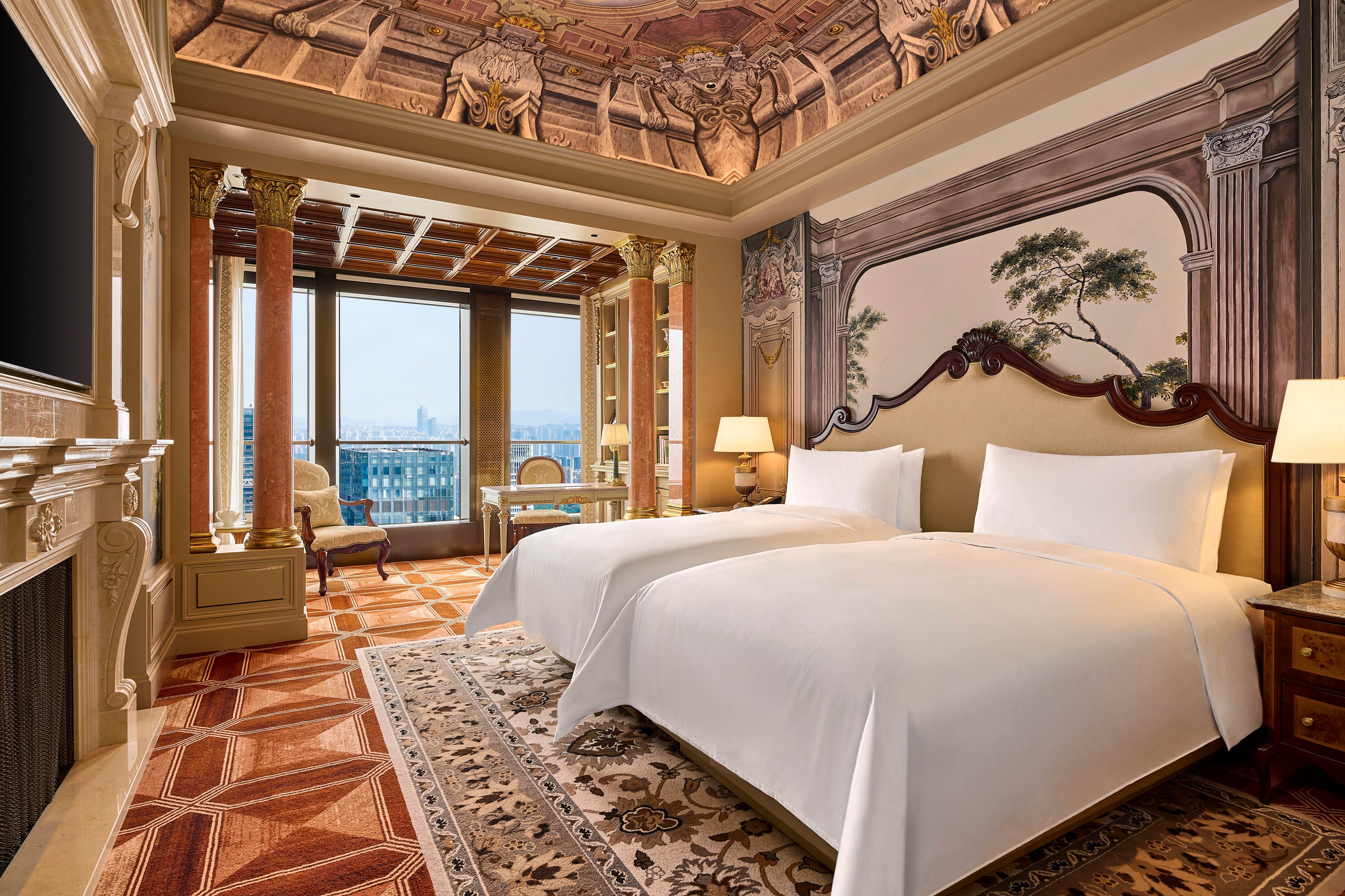 Quarto de hotel luxuoso com uma cama grande, uma escrivaninha e vista para a paisagem urbana.
