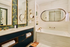 Separate tub and shower, hair dryer, slippers, towels - FDC Hotel Hangzhou (Hangzhou)