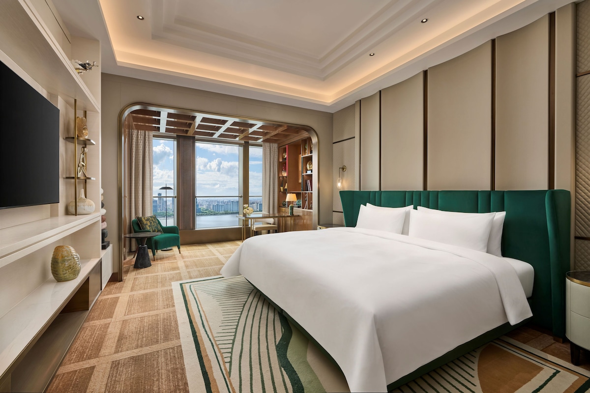 ห้องพรีเมียร์ดับเบิล, วิวเมือง | ตู้นิรภัยในห้องพัก, โต๊ะทำงาน, พื้นที่ทำงานแบบใช้แล็ปท็อป