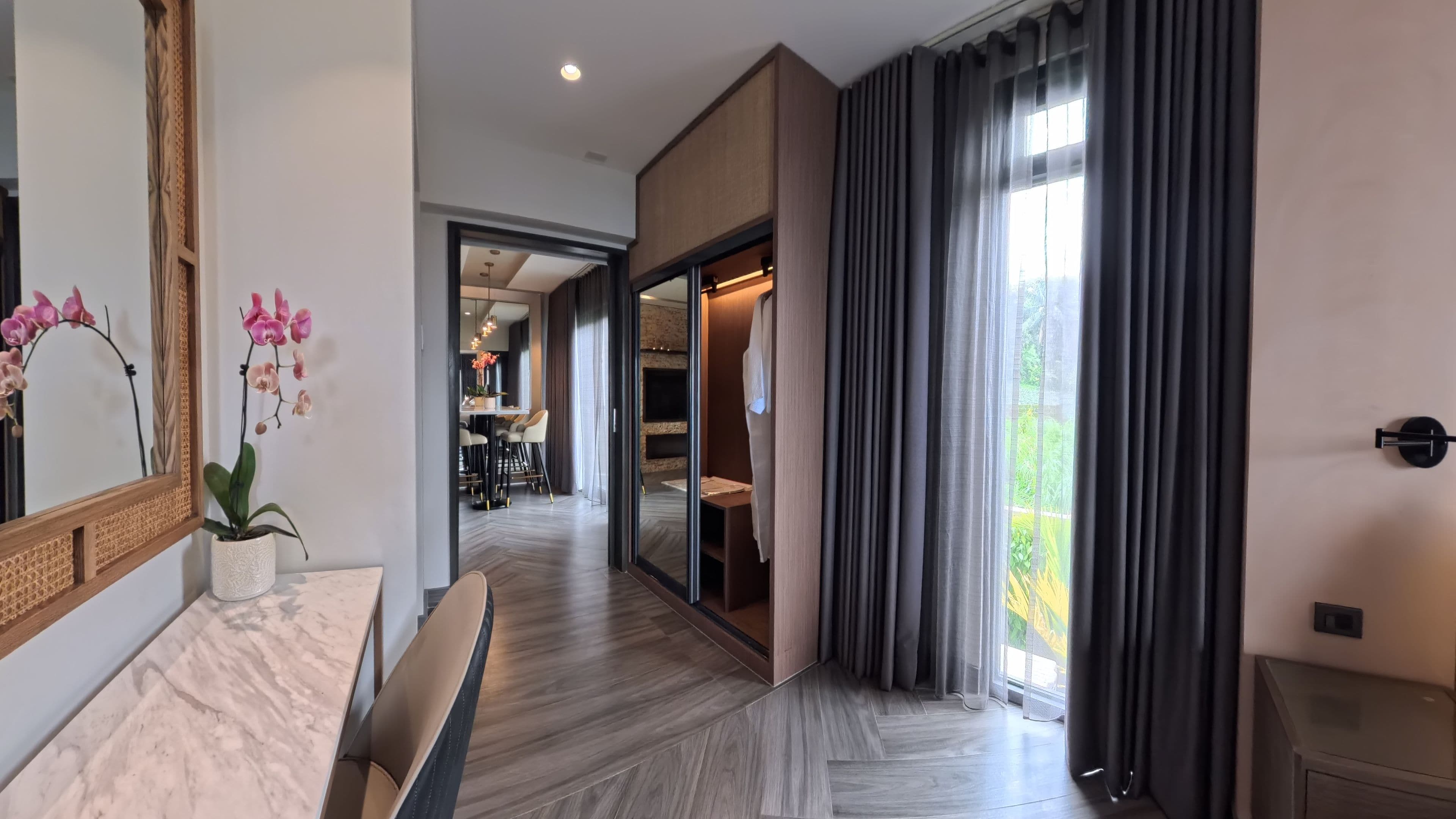 Deluxe Suite, Balcony, Lake View | Desk, laptop workspace, WiFi (free), bed sheets