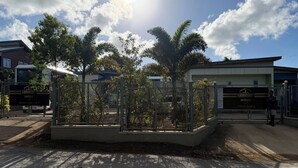Un lotissement résidentiel fermé, avec une pancarte indiquant « Roslyn, appartement 1 et 2 » et « Olivia, appartement 1 ».
