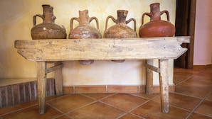 Uma mesa de madeira rústica com quatro vasos de cerâmica de diferentes formas e tamanhos.