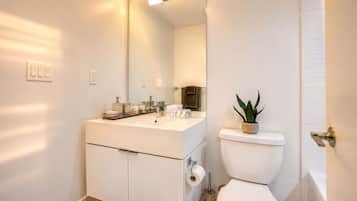 Apartment, Balcony, City View | Bathroom | Free toiletries, towels, soap, shampoo