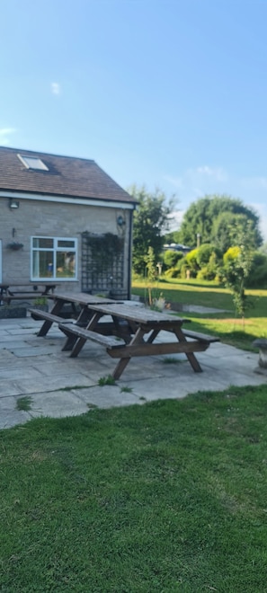 Outdoor dining - Greystones nawab B sleep 5 in peak park ...Derbyshire dales.. buxton (Flagg)