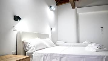 Ein Hotelzimmer mit Bett, Nachttisch und Wandleuchte.