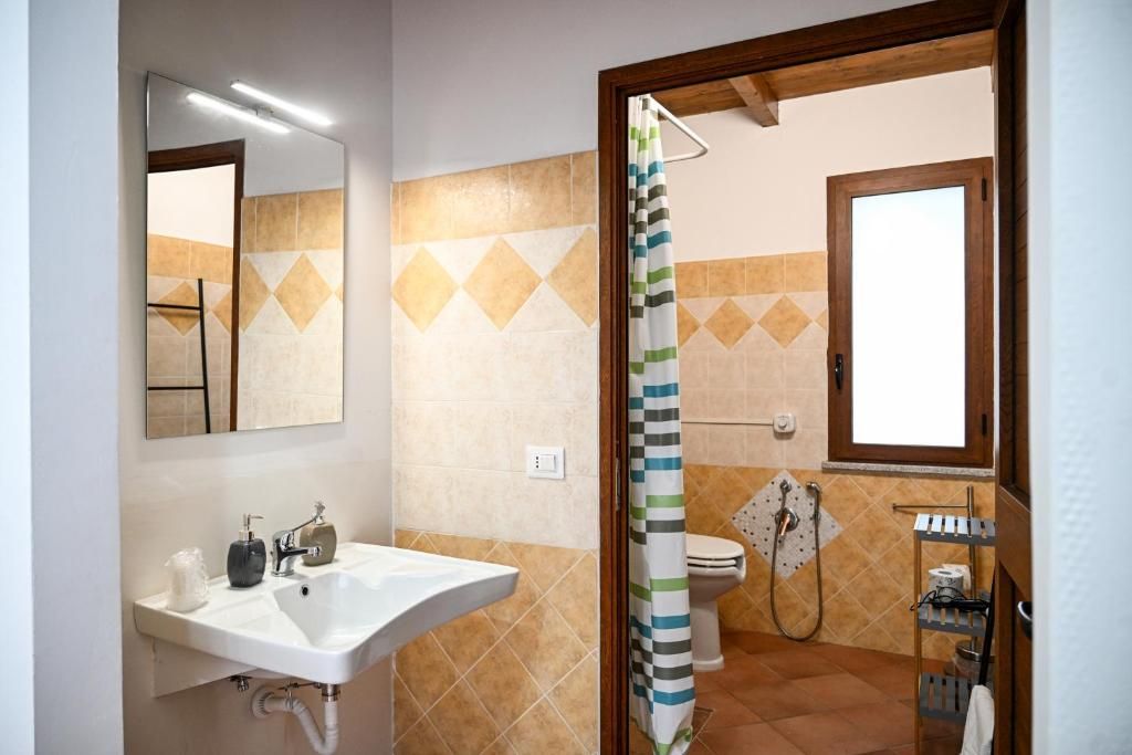 Familienapartment, Balkon, Blick auf den Innenhof | Badezimmer