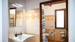 A bathroom with a sink, mirror, shower, and toilet. - Borgo Caridà - Green Family Holidays (Zaccanopoli)