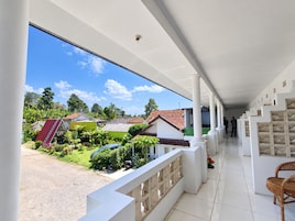 Un espacio al aire libre cubierto con vista a casas y follaje.