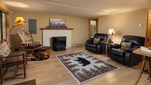 Smart TV - Cozy Pocono Retreat - Fireplace, Lake & Game Room (Pocono Pines)