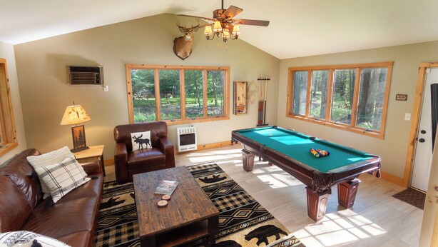 Smart TV - Cozy Pocono Retreat - Fireplace, Lake & Game Room (Pocono Pines)
