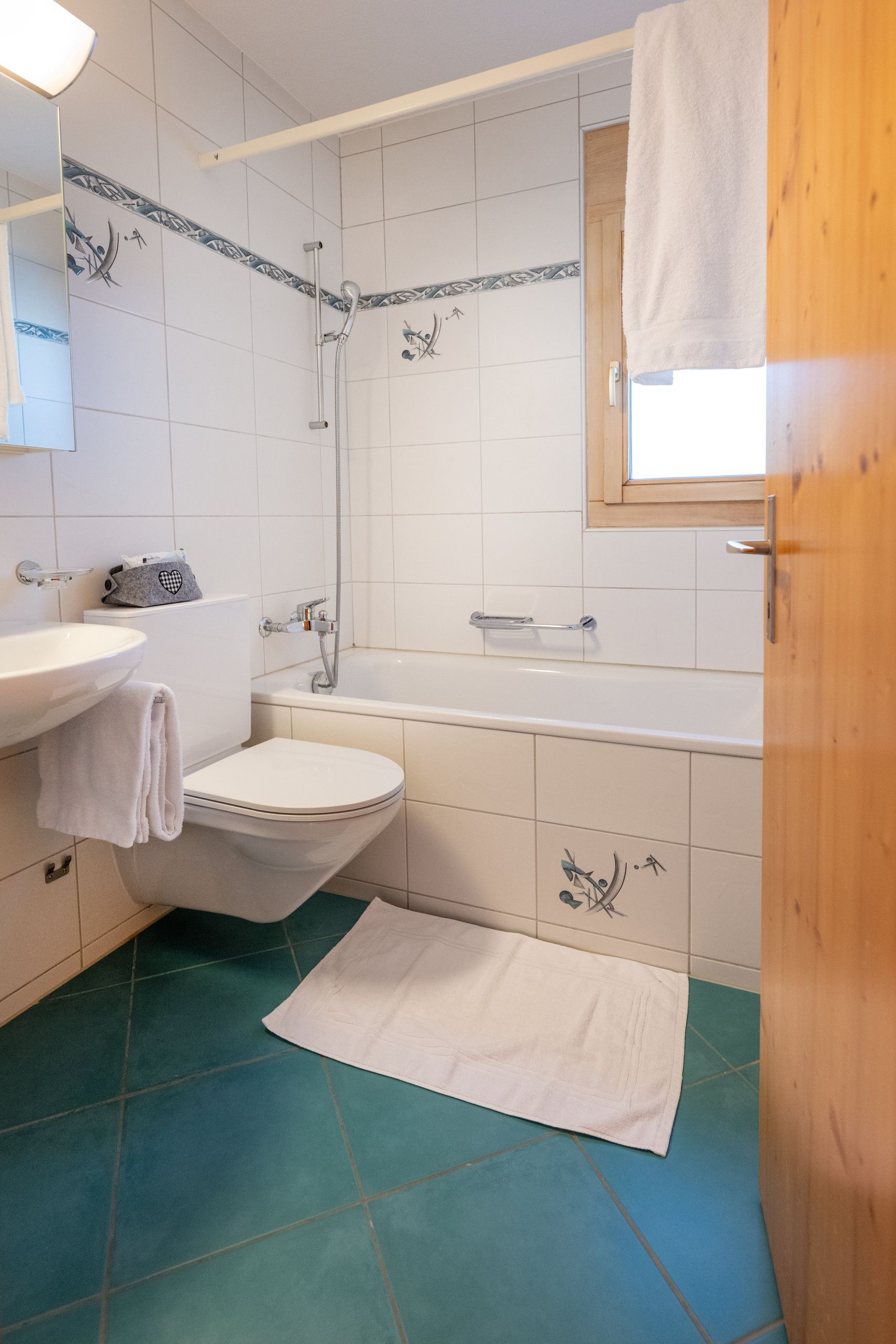 Ein Badezimmer mit Toilette, Waschbecken, Badewanne und Dusche.