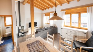 Un intérieur moderne comprenant un coin repas, un canapé et une cuisine.