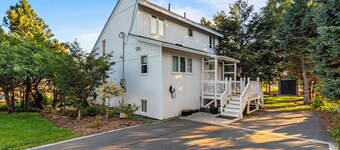Elegant Torbay Ocean View |Fireplace | 3BR Parking