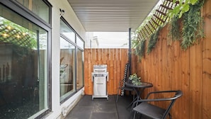 Outdoor dining - Mod Artist Loft | Near University | 10 min to DT (Edmonton)