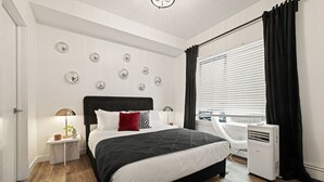 Desk, iron/ironing board, travel cot, WiFi - Mod Artist Loft | Near University | 10 min to DT (Edmonton)