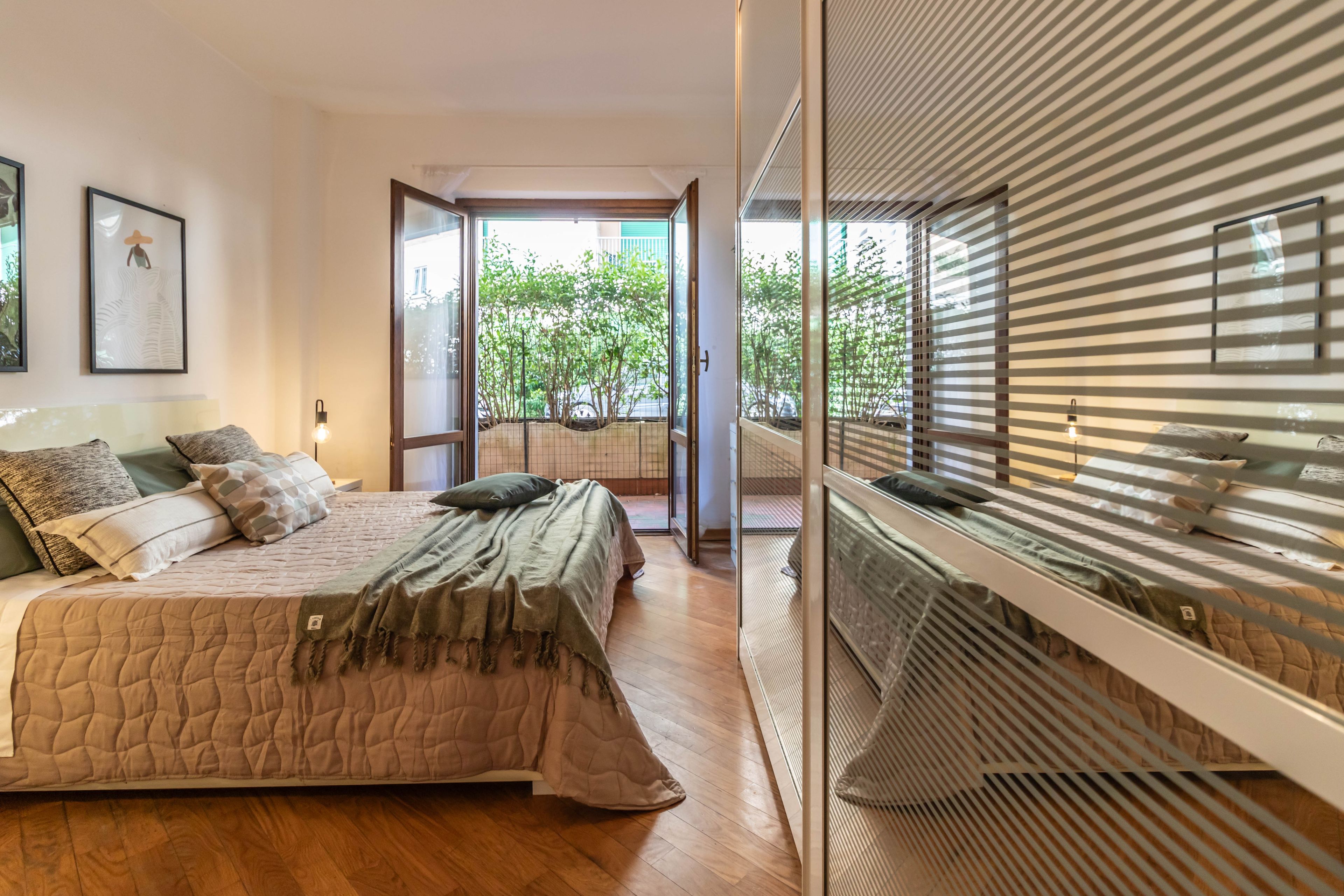Tabla de planchar con plancha, wifi y ropa de cama 